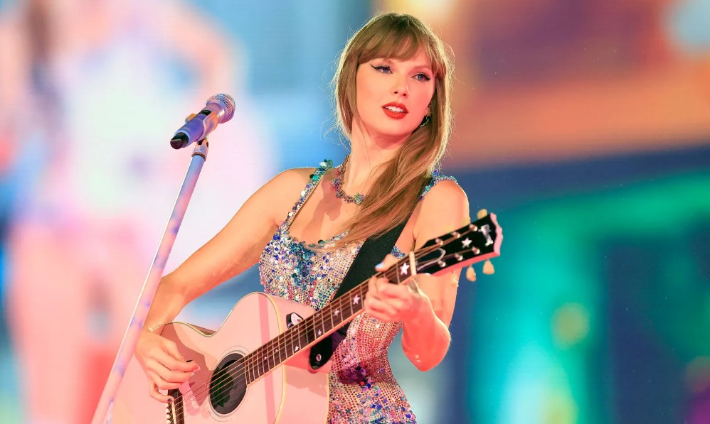 ტეილორ სვიფტმა ქართველი დიზაინერის, David Koma-ს, კაბა მოირგო — ნახეთ ფოტოები